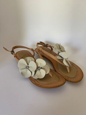 Born Sandals beige with off-white flowers women's size 7